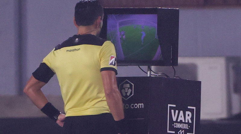 El árbitro Roberto Tobar revisa el VAR en un partido de la Copa Libertadores entre River Plate y Vélez. Foto: EFE