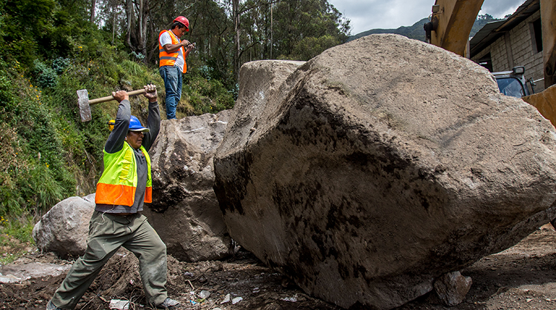 Personal de la Epmaps realiza la limpieza de la quebrada El Tejado. Foto: Carlos Noriega / EL COMERCIO