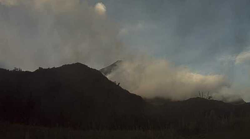 El volcán Sangay también formó una columna de emisión de gases y ceniza que se elevó hasta los 1 170 metros sobre el nivel de su cráter. Foto: Twitter Instituto Geofísico