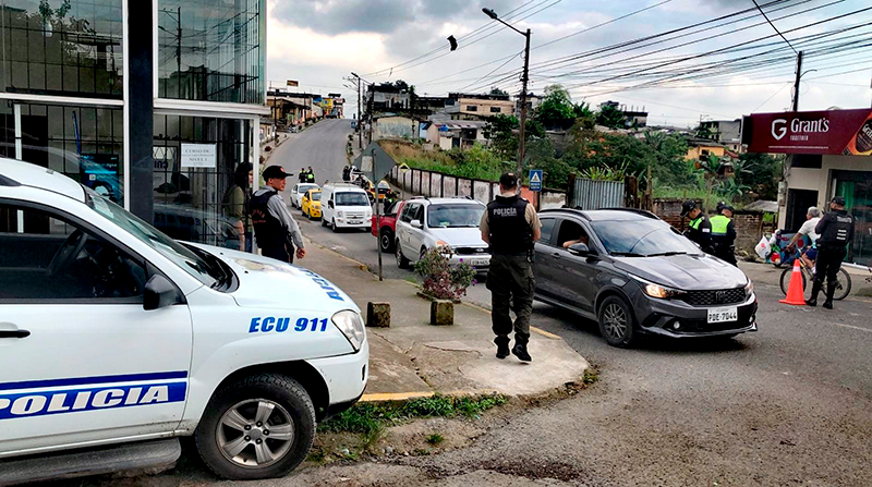 La Policía y agentes de tránsito realizan controles en distintos sitios de Santo Domingo. Foto: Cortesía