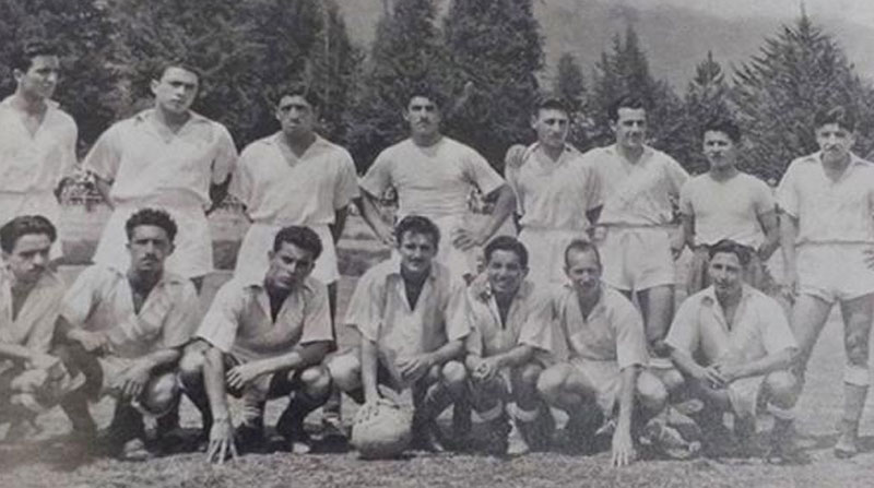 Jugadores de Sociedad Deportiva Argentina, club fundado en la Plaza del Teatro el 9 de julio de 1940. Foto de la cuenta Instagram del Deportivo Quito