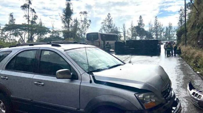 En el sector Santa Rosa de Cumbayá se registró un siniestro entre dos automotores. Foto: Twitter @BomberosQuito