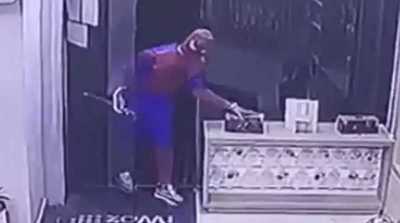 Una persona disfrazada de Spiderman roba una caja en Argentina. Foto: Internet