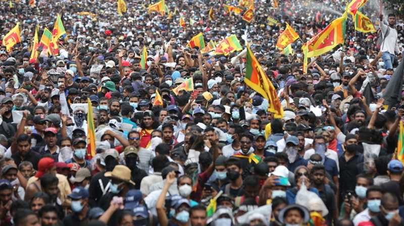 Miles de manifestantes irrumpieran en sus residencias oficiales en una jornada de multitudinarias protestas en Colombo contra el Gobierno por su gestión de la crisis económica. Foto: EFE