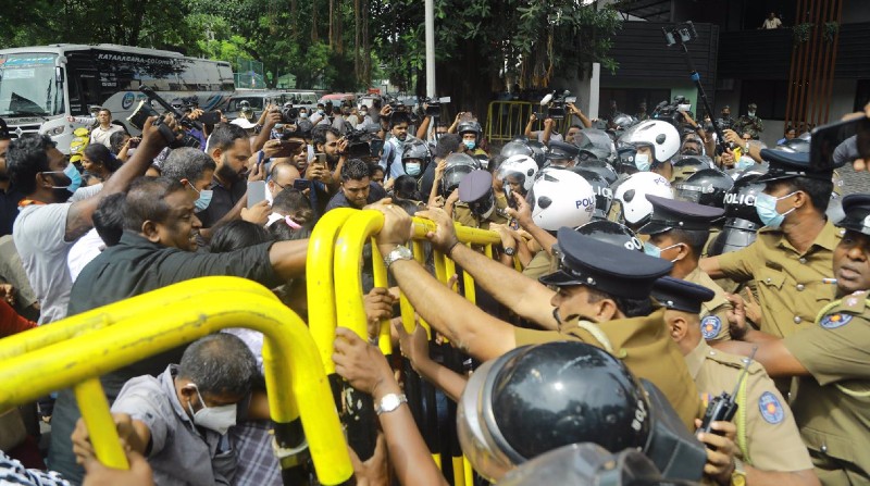 Manifestaciones junto a la residencia del primer ministro de Sri Lanka en Colombo. Foto: Europa Press
