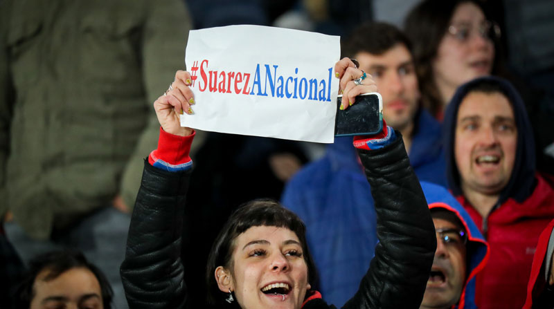 Aficionados del Nacional de Uruguay muestran carteles del jugador Luis Suárez. Foto: EFE