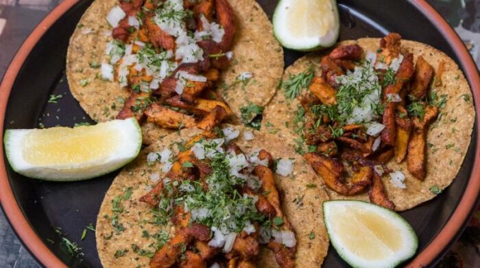 Estos tacos tienen cochinita, pollo al mole y birria de res. Además, a este antojo se le puede agregar frijoles, lechuga, guacamole, pico de gallo, crema y cilantro. Foto: Carlos Noriega / El Comercio