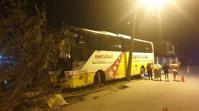 En la madrugada de este viernes se registró un siniestro de tránsito de un bus de transporte interprovincial que cubría la ruta Quito - Tena. Foto: Twitter ECU