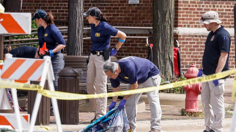 Investigadores del FBI fueron registrados este martes al recaudar evidencias del tiroteo masivo que se ejecutó la víspera en una calle de Highland Park (Illinois, EE.UU.). Foto: EFE
