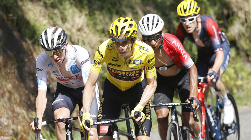 Desde la izquierda están Tadej Pogacar, Jonas Vingegaard, Nairo Quintana y Geraint Thomas en la etapa 16 del Tour de Francia el 19 de julio del 2022. Foto: EFE