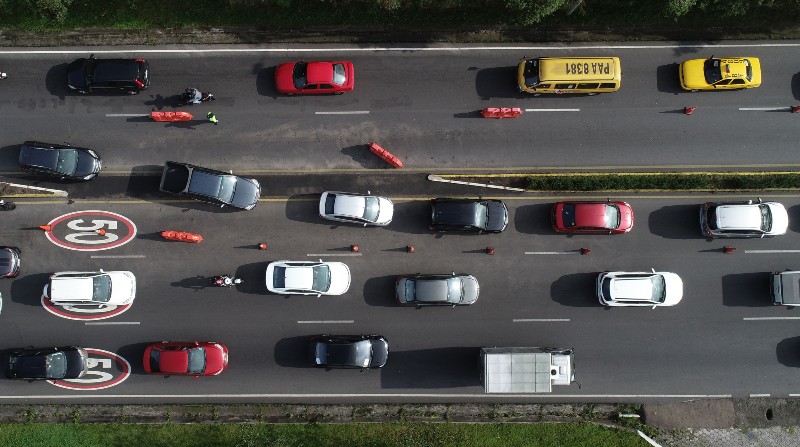 Congestión vehicular entre La Villa Flora y el coliseo Rumiñahui a las 06:00. Los autos particulares generan tráfico intenso pese a los contraflujos. Foto: Diego Pallero / El Comercio
