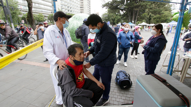 Este sábado se habilitaron 13 puntos de vacunación en la capital ecuatoriana. Foto: Carlos Noriega / El Comercio