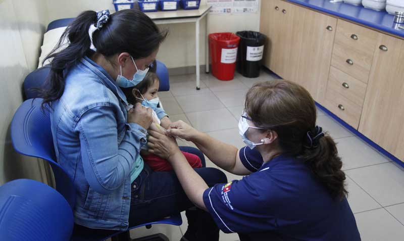Fernanda Hidalgo llevó a su hija al Centro de Salud Centro Histórico de Quito para vacunarla contra la difteria y tétanos. Foto: Patricio Terán / EL COMERCIO