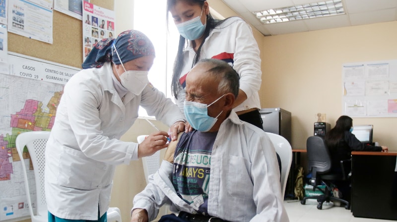 En Quito hay 14 puntos de vacunación abiertos este sábado 3 de septiembre del 2022. Foto: Carlos Noriega / EL COMERCIO.