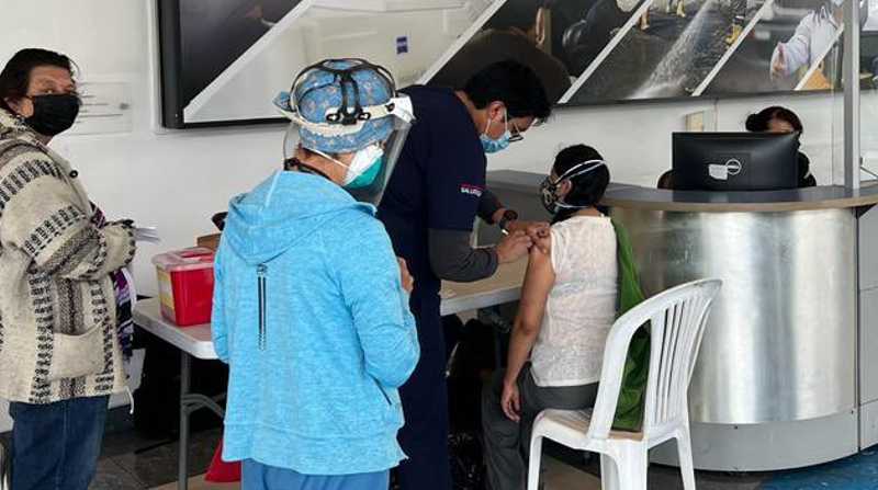 Las personas recibieron las dosis de refuerzo al covid-19 en Quito. Foto: Twitter