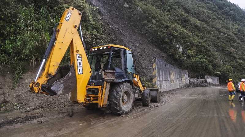 Maquinaria del Ministerio de Transporte realizó labores de recuperación de la vía Baños-Puyo entre Tungurahua y Pastaza. Foto: Twitter MTOP