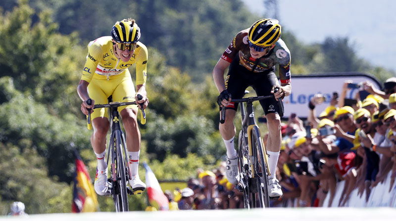 Tadej Pogacar (izq.), líder del Tour de Francia, y Jonas Vingegaard, segundo de la general del Tour de Francia 2022. Foto: EFE