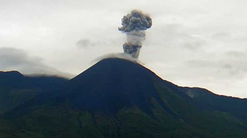 En la mañana de este sábado, en el volcán se observó emisiones que alcanzaron hasta los 1 000 metros sobre el nivel del cráter. Foto: Twitter IG
