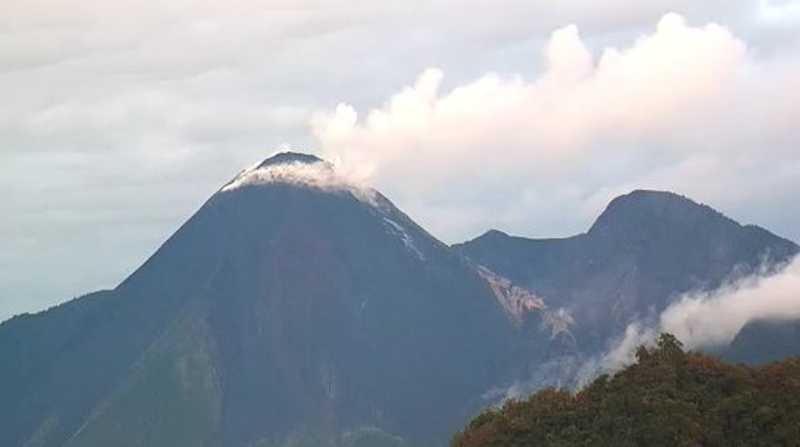El volcán Reventador presenta una actividad superficial moderada, según el Instituto Geofísico. Foto: Twitter ECU 911 Nueva Loja