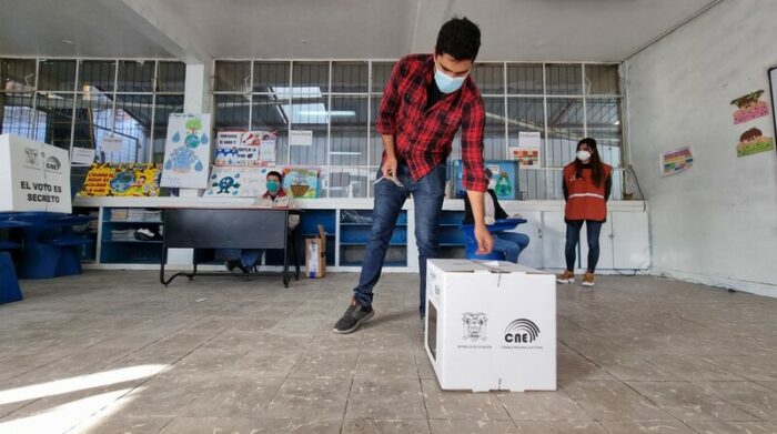 En las seccionales del 2019 participaron 13 candidatos a la Alcaldía de Cuenca y 10 a la Prefectura de Azuay. Foto: Lineida Castillo / El Comercio