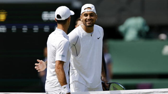Nick Kyrgios (der.) y Novak Djokovic antes de la final de Wimbledon, el 10 de julio del 2022. Foto: EFE
