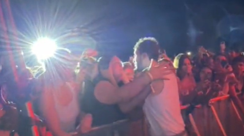 El cantante colombiano le robó un beso a una fan durante su concierto. Foto: Captura
