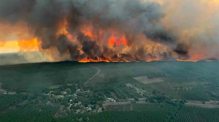 Miles de hectáreas se han visto afectadas por una oleada de incendios en Francia, en particular en el departamento de Gironda. Foto: EFE.