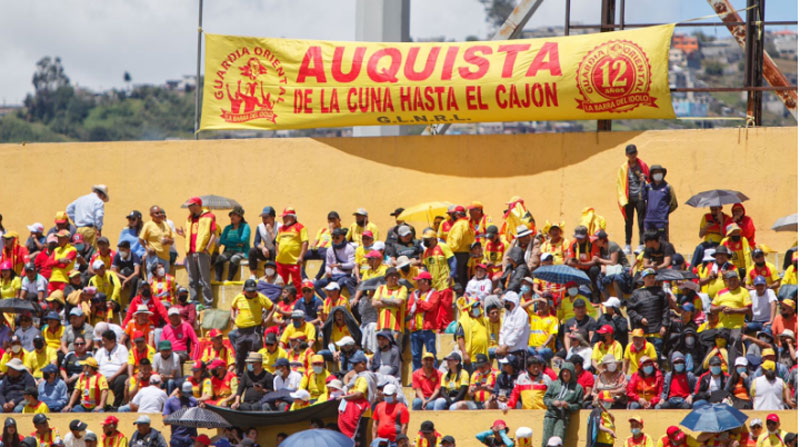 Los hinchas de Aucas se ilusionan con llegar a una final en la LigaPro. Foto: Carlos Noriega / EL COMERCIO.