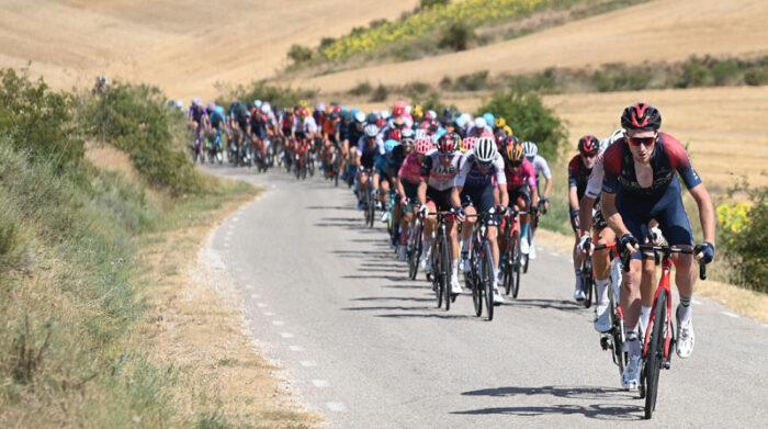 El pelotón de ciclistas durante la Vuelta a Burgos 2022. Foto: EFE