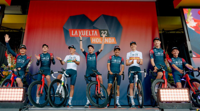 Richard Carapaz, cuarto desde la derecha, con sus compañeros del Ineos en la presentación de la Vuelta a España. Foto: Twitter @INEOSGrenadiers