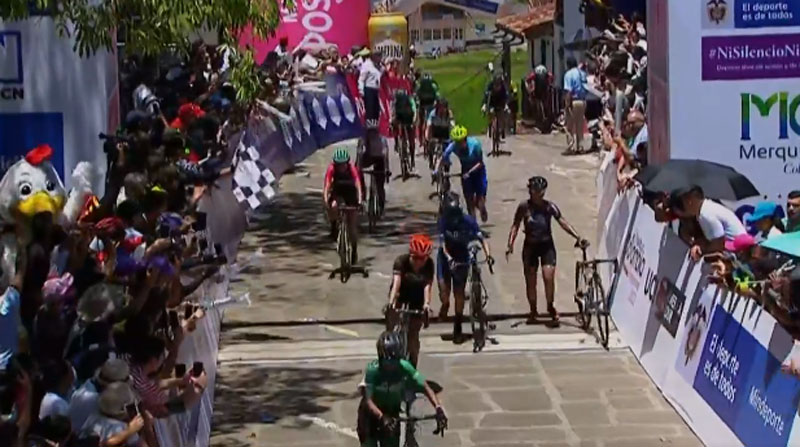 El final de la etapa 3 de la Vuelta a Colombia Femenina fue tan exigente que algunas ciclistas finalizaron a pie. Foto: captura de pantalla de la transmisión de Señal Colombia