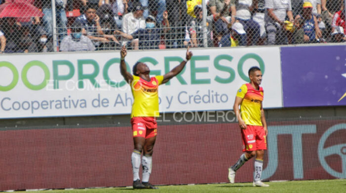 Roberto 'Tuka' Ordóñez (izq.), delantero del Aucas, celebra el gol ante Liga el 7 de agosto del 2022. Foto: Carlos Noriega / EL COMERCIO 