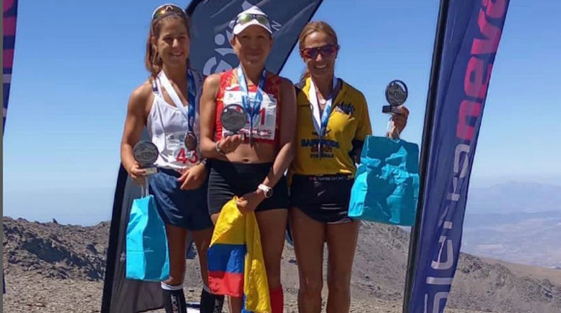 Jessica Tipán en el centro al ganar en la Subida al Pico Veleta. Foto: Instagram factorrunners