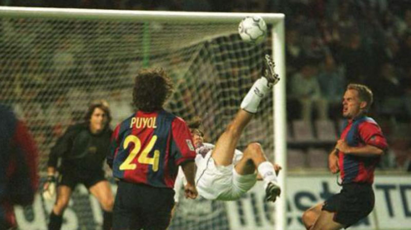 Jaime Iván Kaviedes marcó un gol de chilena al FC Barcelona, cuando jugaba para del Real Valladolid en el 2001. Foto: Archivo