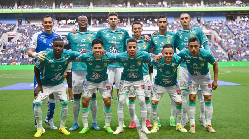 Byron Castillo, en el centro, con el equipo del Club León. Foto: Twitter @RodolfoCota_