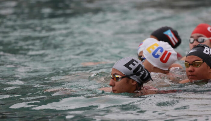 Nadadoras en el inicio de la competencia de 7,5 Km aguas abiertas en la Copa del Pacífico de Salinas. Foto: Twitter @ECUADORolimpico