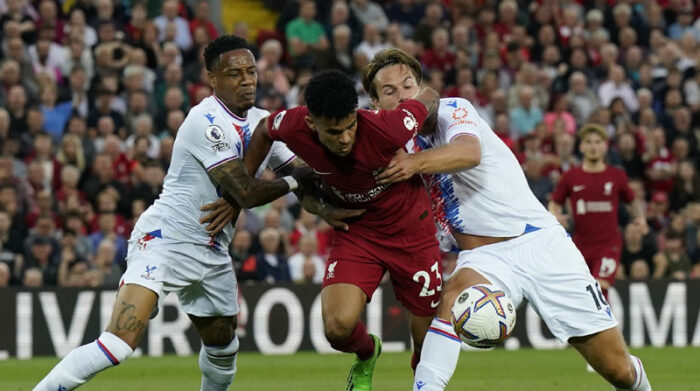 Luis Díaz del Liverpool disputa la pelota ante Nathaniel Clyne (izq.) y Joachim Andersen (der.) del Crystal Palace el 15 de agosto del 2022. Foto: EFE