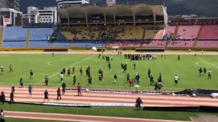Un grupo de hinchas del Deportivo Quito ingresó a la cancha del estadio Atahualpa el 7 de agosto del 2022. Foto: captura de pantalla