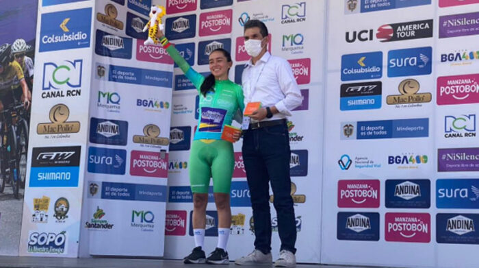 La ecuatoriana Ana Vivar en el podio de la Vuelta a Colombia Femenina como líder de la clasificación Sub 23. Foto: Vuelta Femenina Oficial