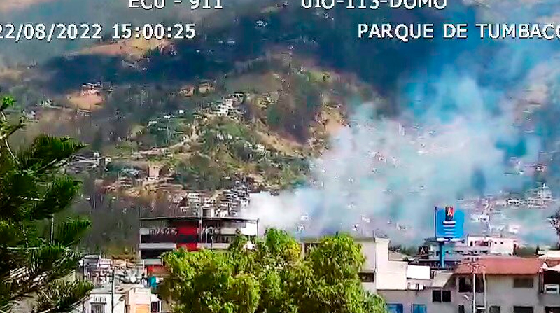 Cámaras del ECU 911 captaron un incendio forestal en Tumbaco. Foto: Twitter ECU 911 Quito