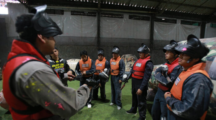 Jugadores se preparan y coordinan sus estrategias para la competencia, en la cancha de Quito Paintball. Foto: Julio Estrella / EL COMERCIO