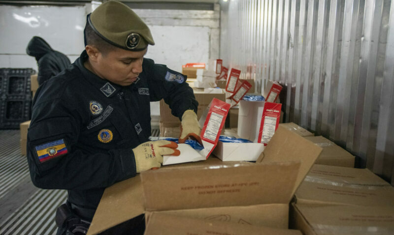 Policías antinarcóticos buscan droga en varios contenedores, en el Puerto de Guayaquil. Foto: EFE.