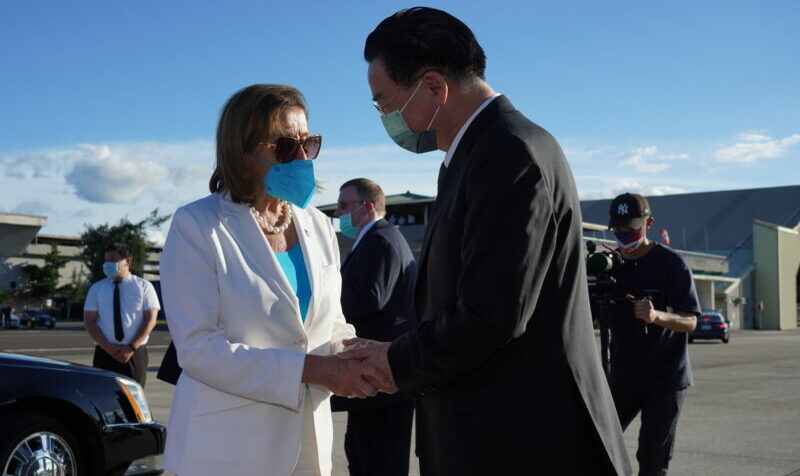 La presidenta de la Cámara Baja de EE.UU., Nancy Pelosi, tuvo una breve visita a la isla de Taiwán. Este gesto fue tomado por el Gobierno chino como 'apoyo' a la independecia de ese territorio. Foto: EFE.