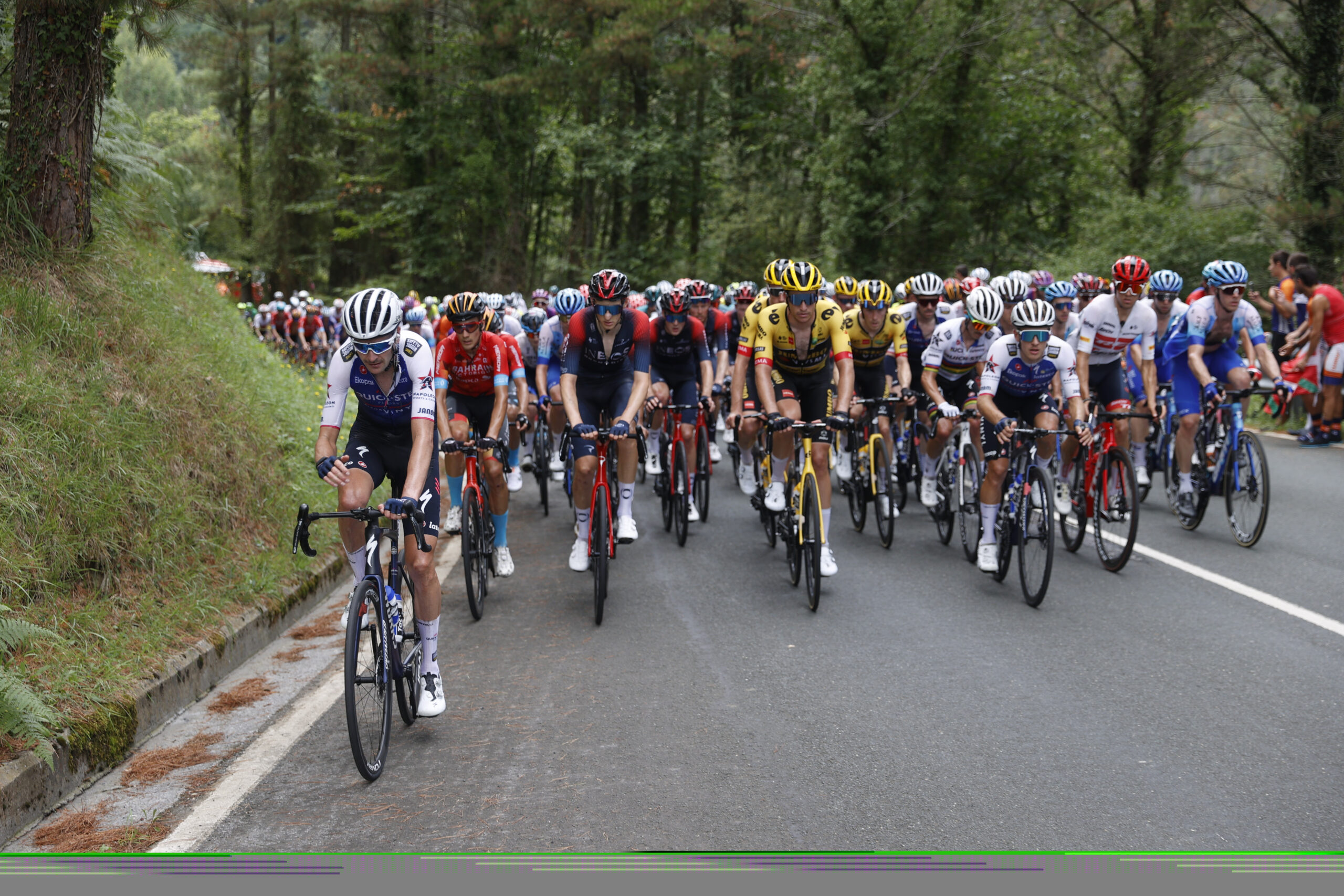 El pelotón durante la quinta etapa de La Vuelta disputada este miércoles entre Irún y Bilbao, con 187,2 km de recorrido.- EFE/Javier Lizón
