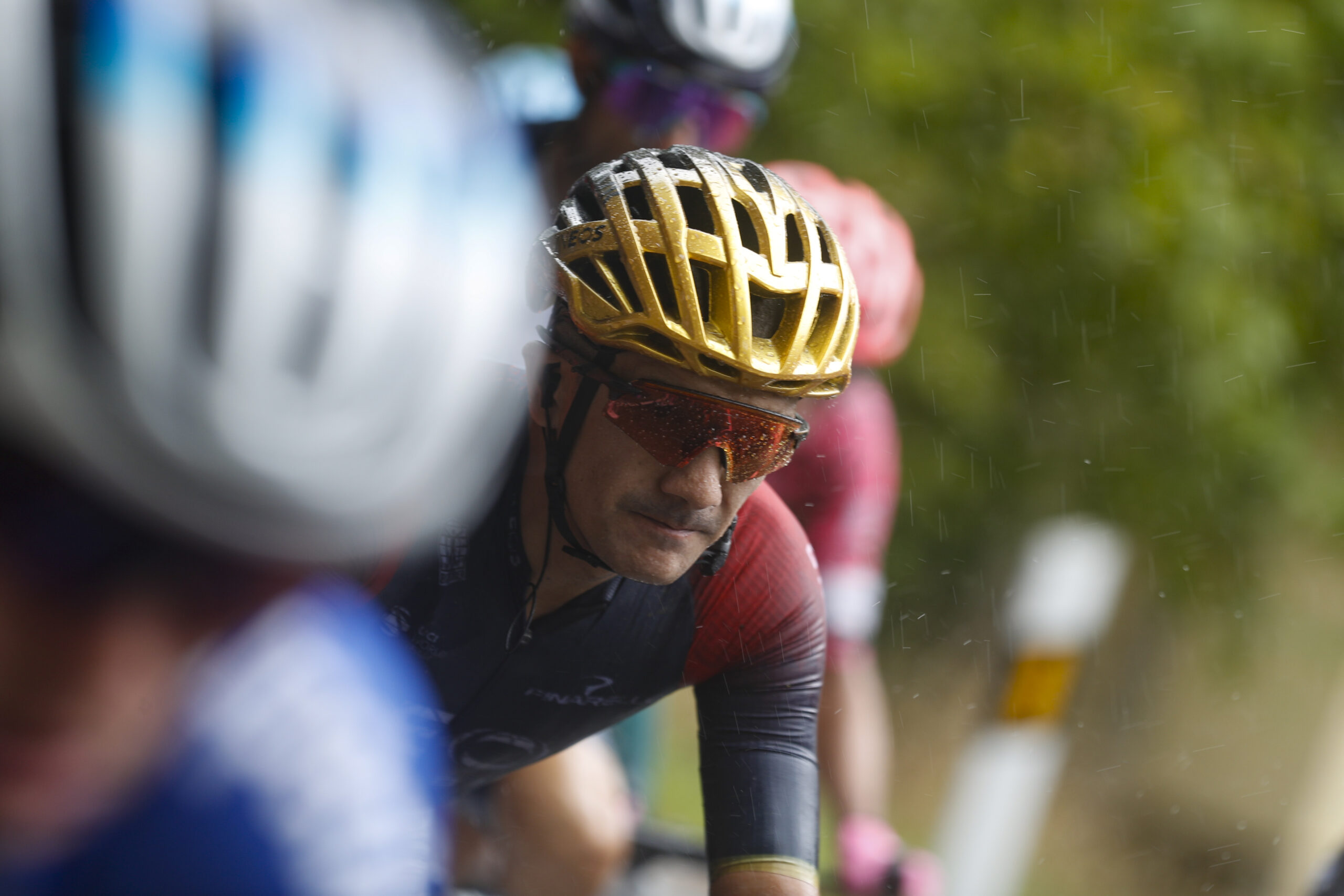 Richard Carapaz, en la lluvia de la sexta etapa de la Vuelta a España. Foto: EFE
