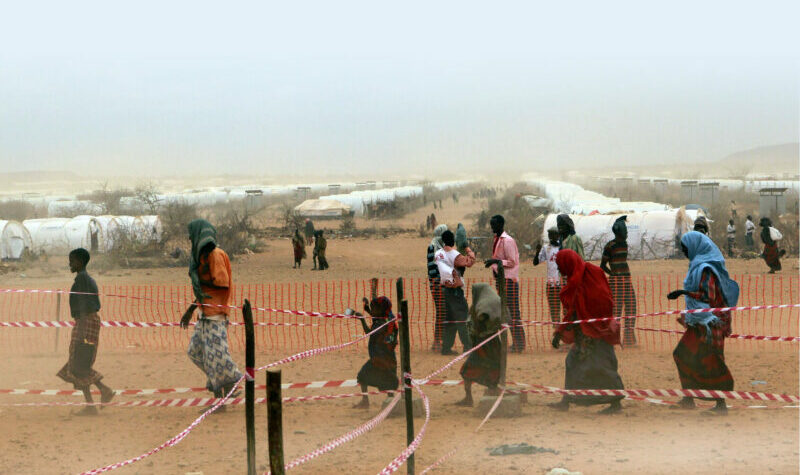 Un grupo de refugiados de Etiopía buscan recibir asistencia humanitaria. Foto: REUTERS