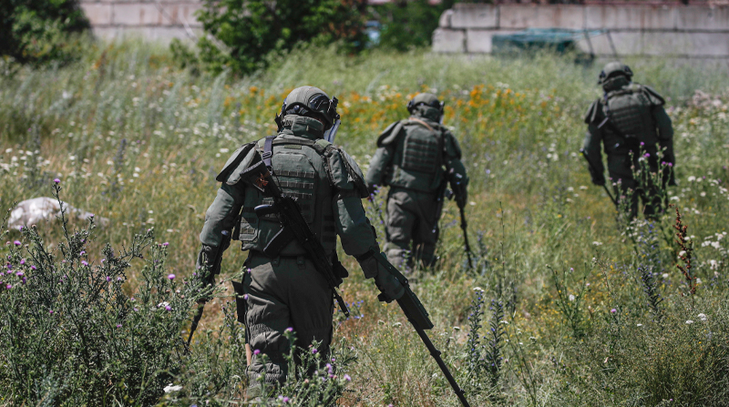Militares rusos realizando un desminado completo del territorio de Mariupol. Foto: EFE