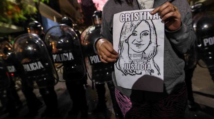 Miles de personas se manifiestan en el domicilio de la vicepresidenta Cristina Fernández mostrando su apoyo hacía la gobernante por su pedido de cárcel. Foto: EFE.