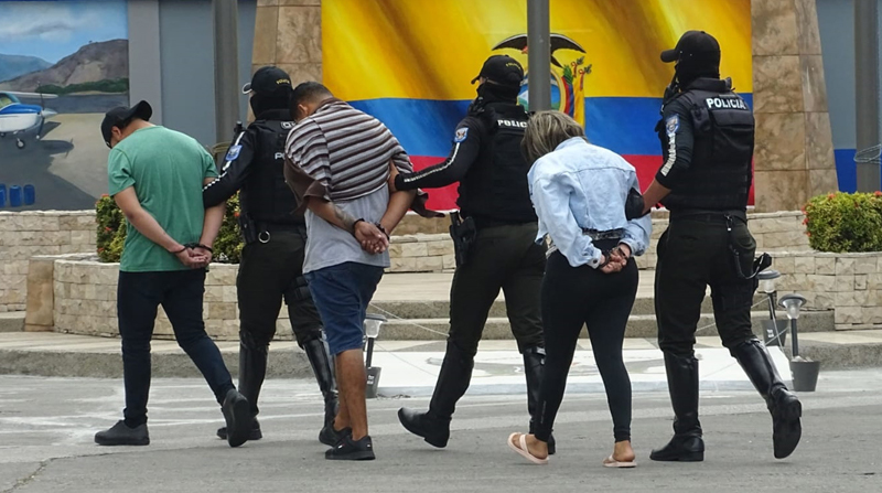 El martes 2 de agosto, en Guayaquil, fue detenida una banda que se dedicaba al robo de autopartes en el norte de esa ciudad. Los sospechosos fueron detenidos en el distrito Modelo. Foto: Policía Nacional
