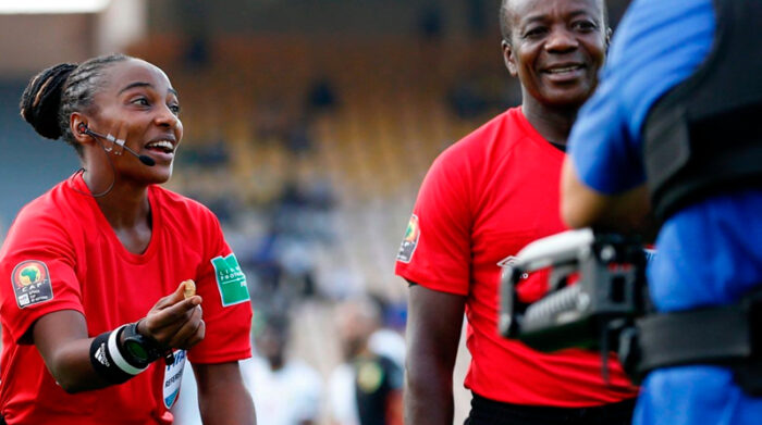 Salima Mukansanga nació en Ruanda, el 25 de julio de 1984. Estuvo en los Mundiales femeninos de 2017 y 2019. Dirigió en la Copa de África. Fotos: FIFA, UEFA Y CONFEDERACIONES